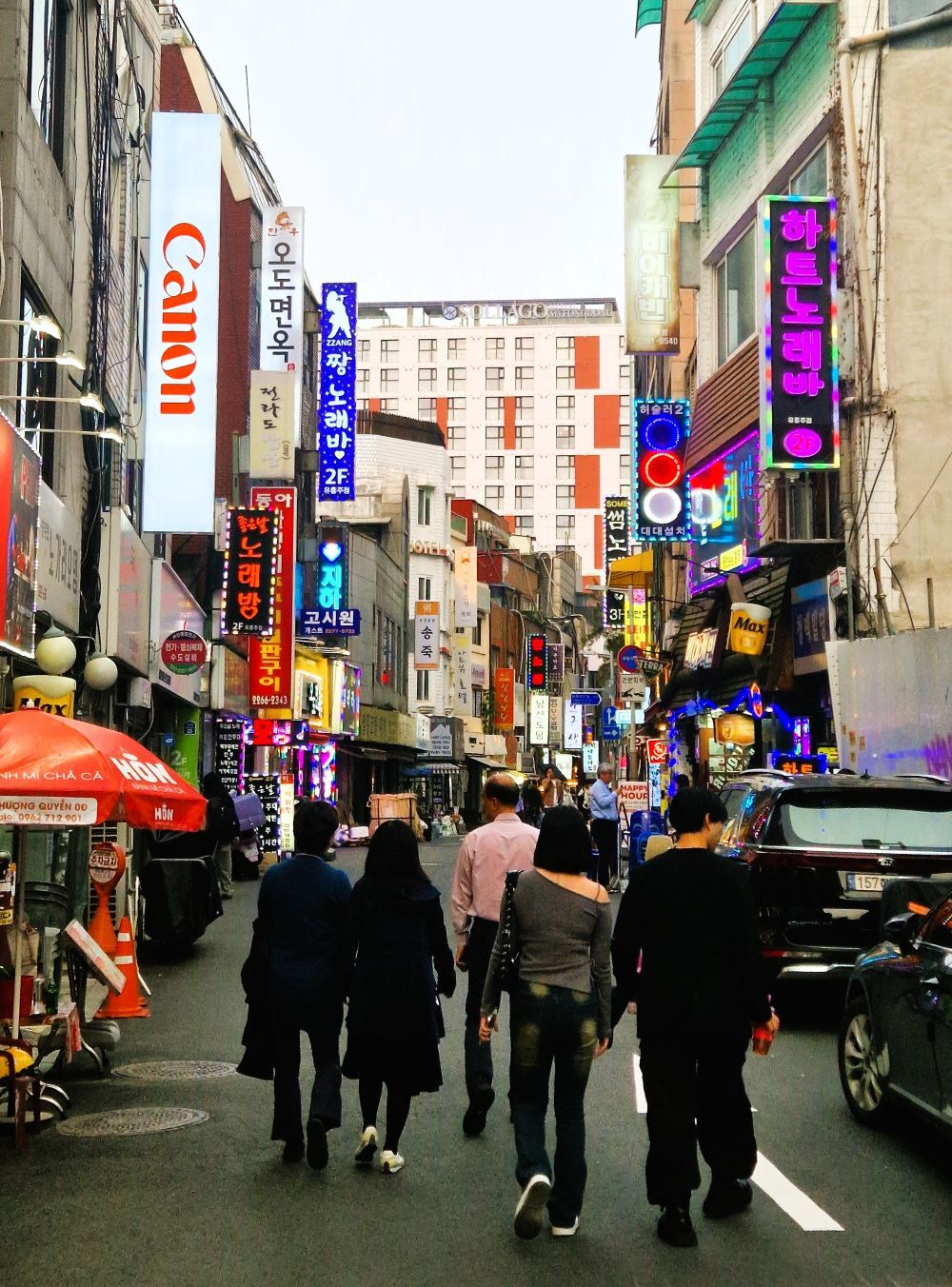 Personen auf einer Straße in Seoul Südkorea
